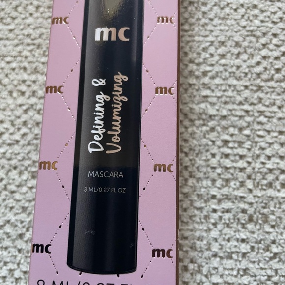 Jet Black Defining & Volumizing Mascara - Picture 3 of 4